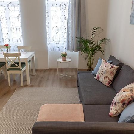 Emily'S Lovely Place Budapest Exteriör bild