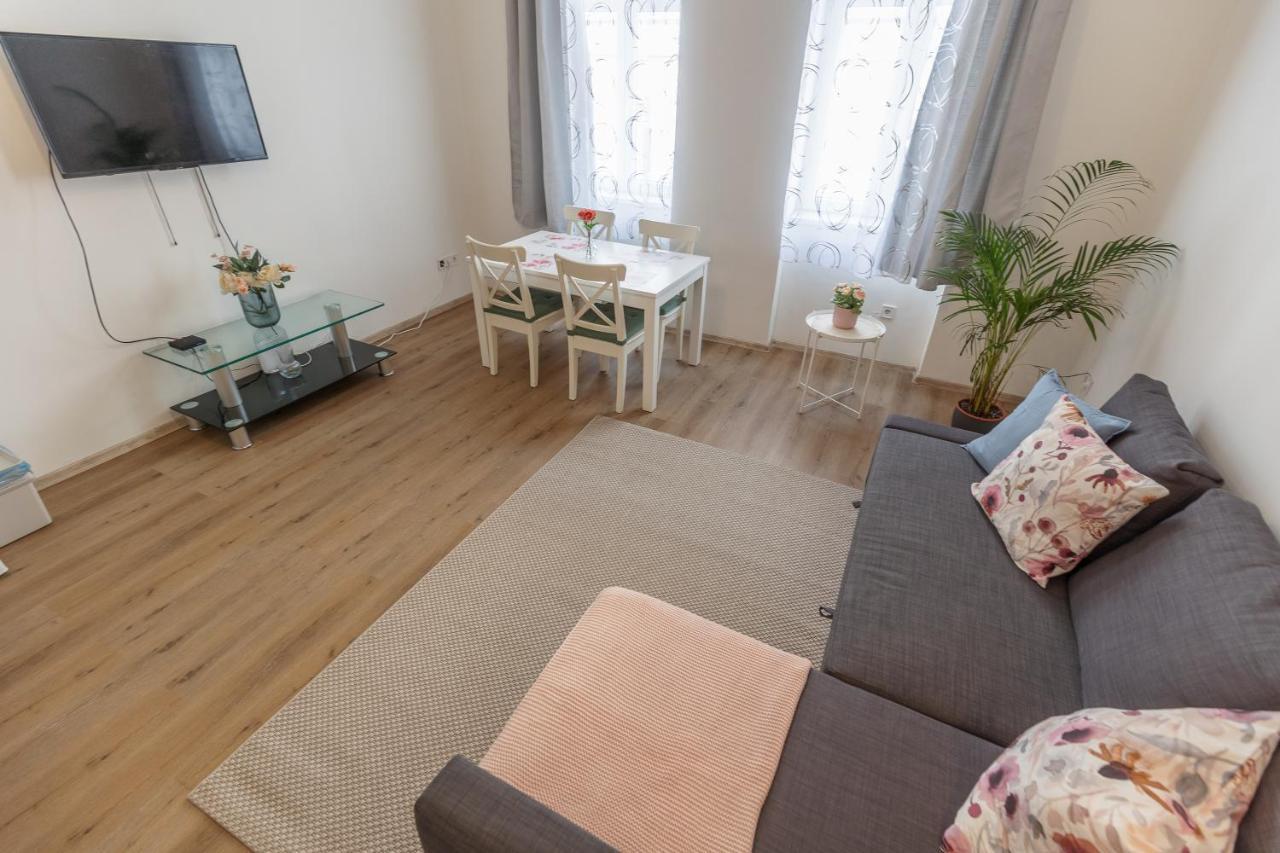 Emily'S Lovely Place Budapest Exteriör bild
